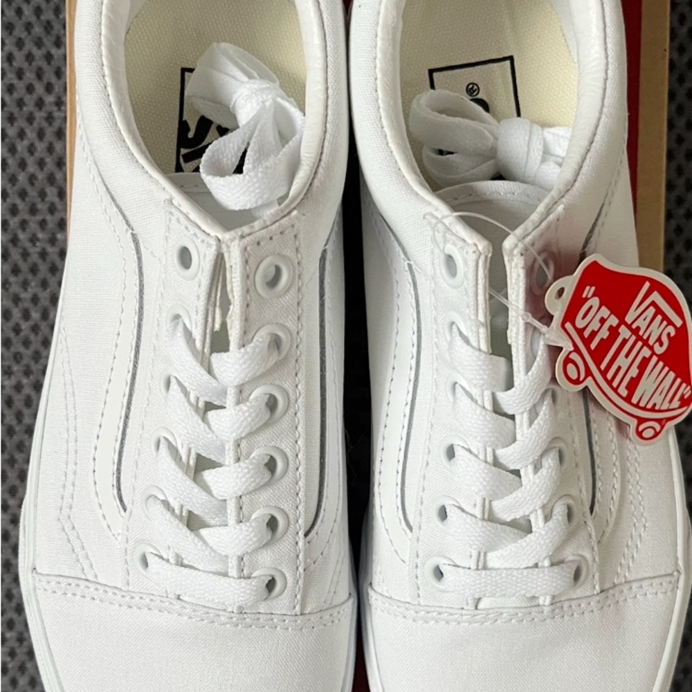 New in Box Women’s Vans White Canvas Sneakers with Rubber Soles size 7.5 - Picture 2 of 5